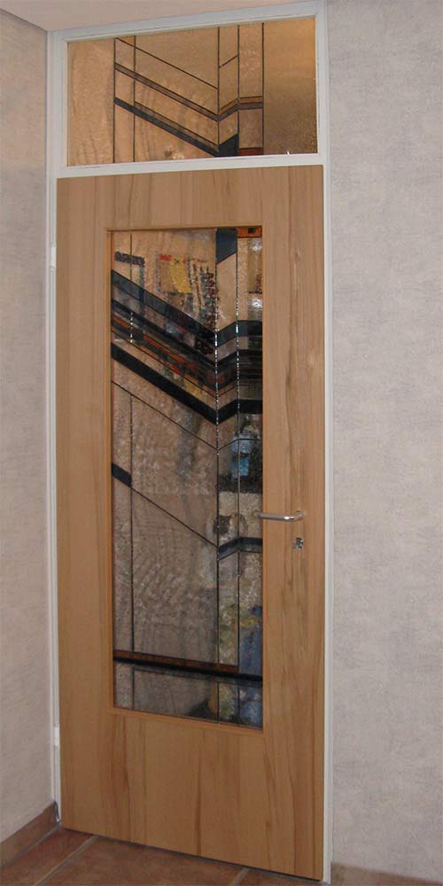 Glastür mit Oberlicht.