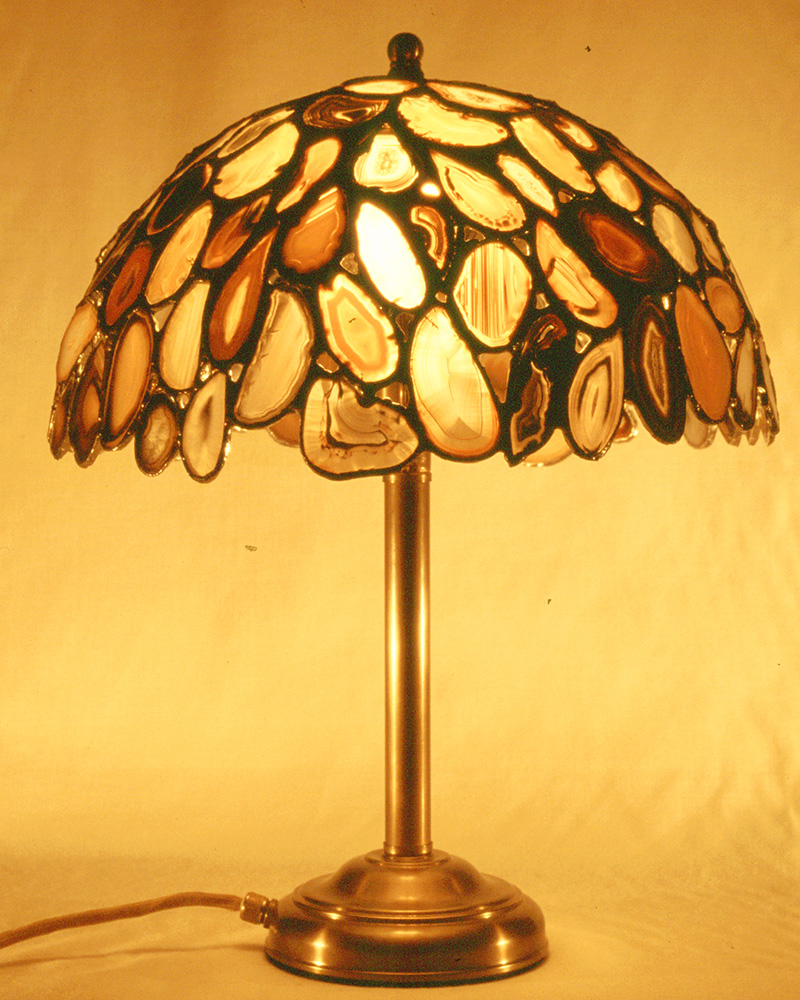 Achate mit Ständer.