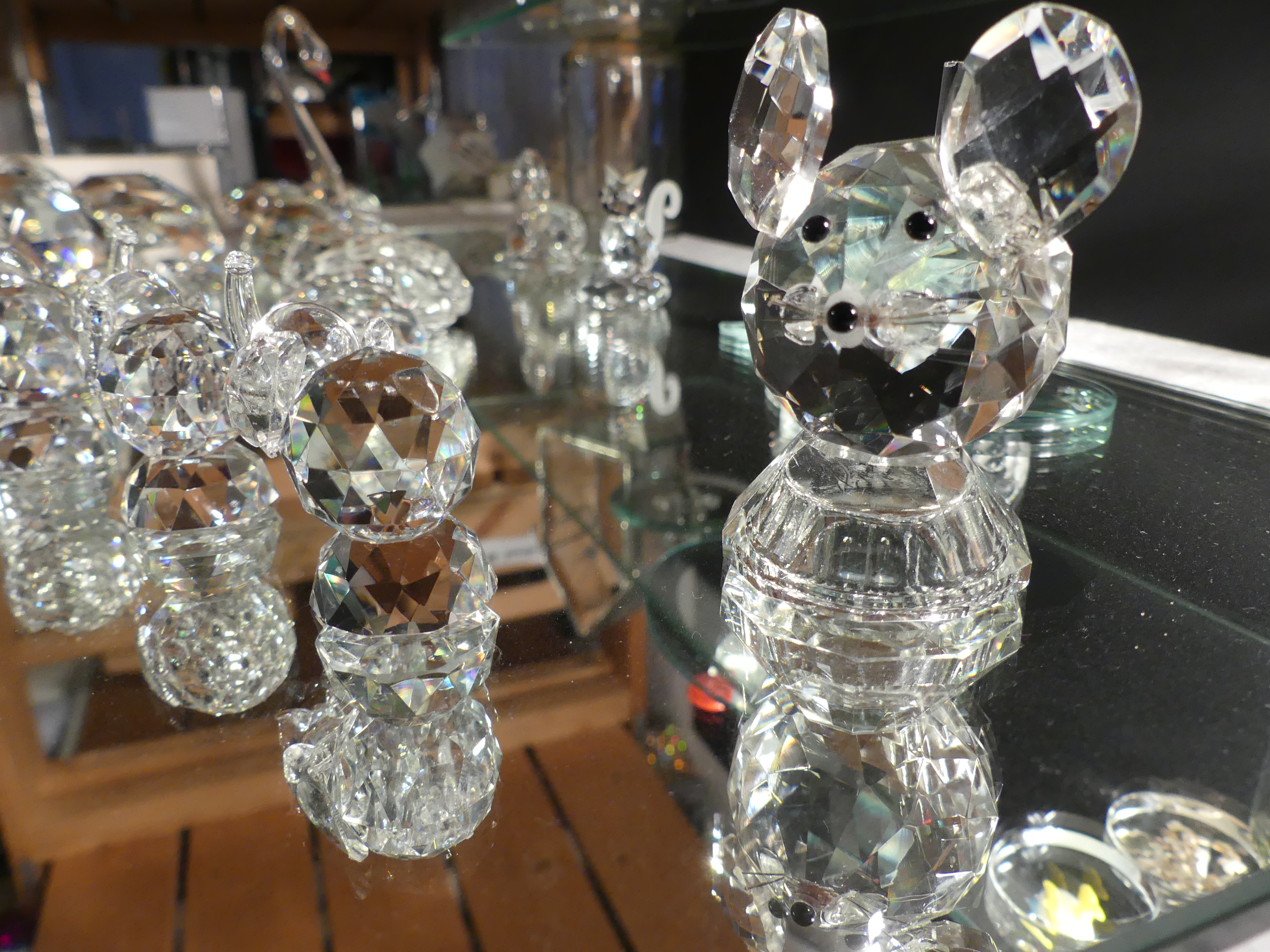 Glücksfigürchen aus facettiertem Glas